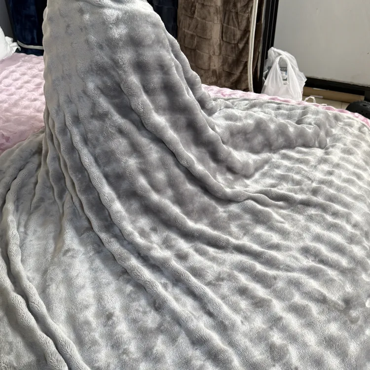 纯色法兰绒泡泡毯四季通用简约双面毛毯奶绒盖毯加厚不褪色亮光面