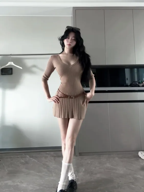 卡其色复古辣妹V领中袖腰带修身显瘦百褶针织夏季连衣裙