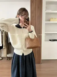 【遗失心跳】今年秋天穿这件！随便穿都好看！娃娃领钩花领针织开衫