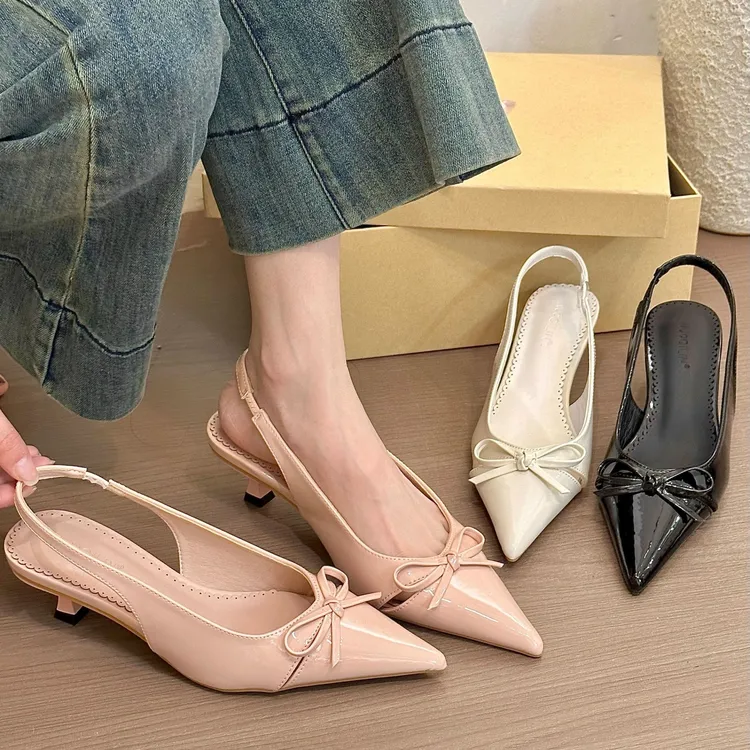 欧伦啄木鸟纯欲粉桃！气质漆面尖头猫跟凉鞋女春2025通勤包头后空