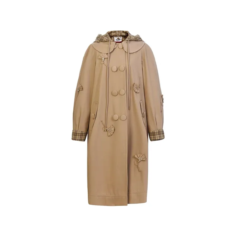 LeFame/拉飞姆2026早春新品卡其色立体花朵连帽风衣LF26C11SC099