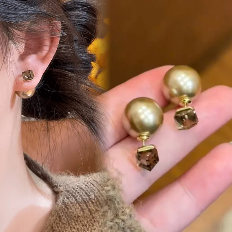 一款两戴香槟色仿珍珠耳环2025新款爆款高级感耳钉女时尚气质耳饰