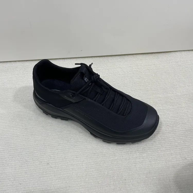 黑色简约透气男士运动鞋时尚适合户外活动