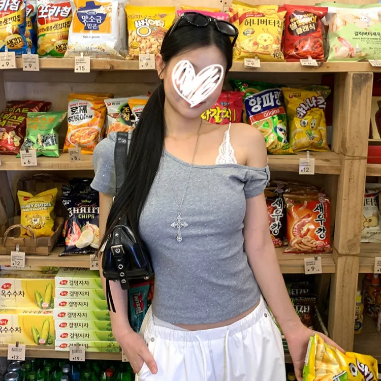 2025年夏季新款韩系穿搭斜肩露肩短袖T恤修身显瘦纯欲百搭女上衣