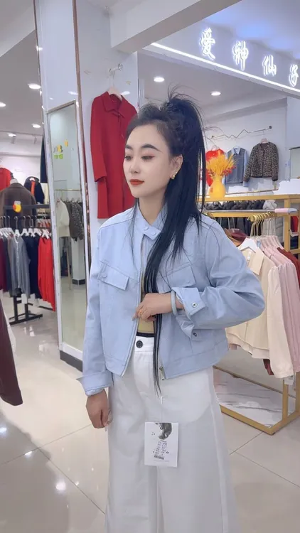 苗大王家浅蓝色短款春季外套