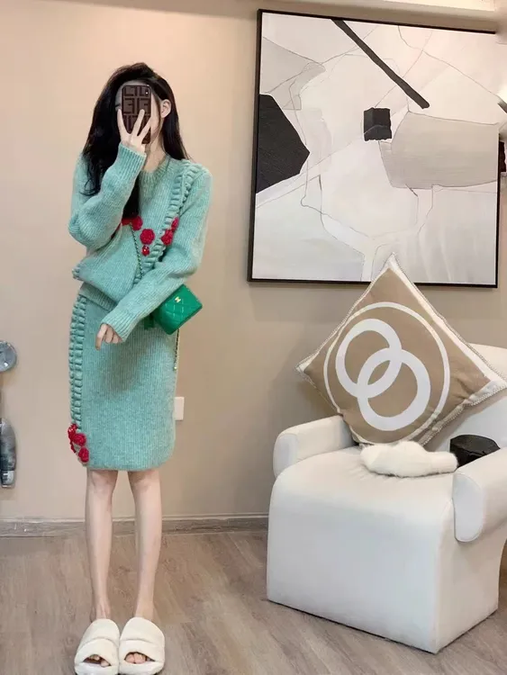 2025秋冬新款韩系绿色小香风时尚休闲洋气时髦针织包臀裙两件套装