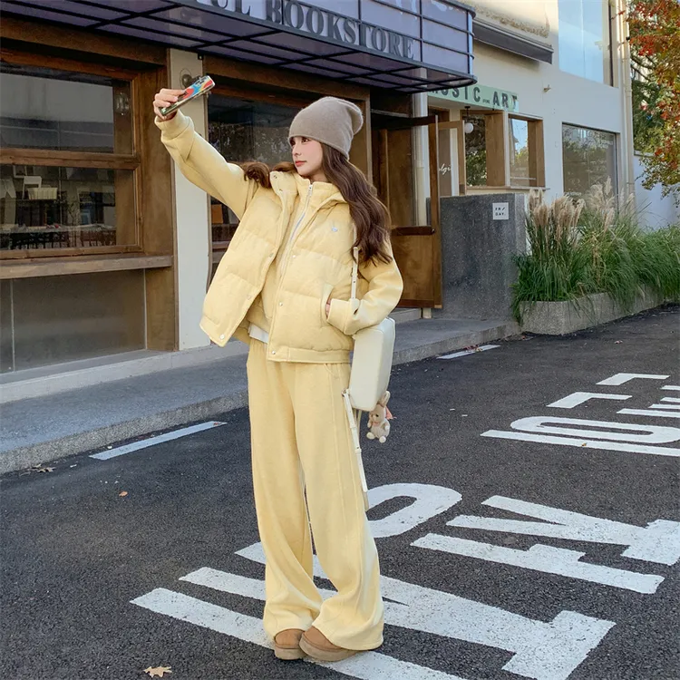 黄色羽绒马甲休闲运动套装女冬季加绒加厚阔腿裤三件套爆款流行