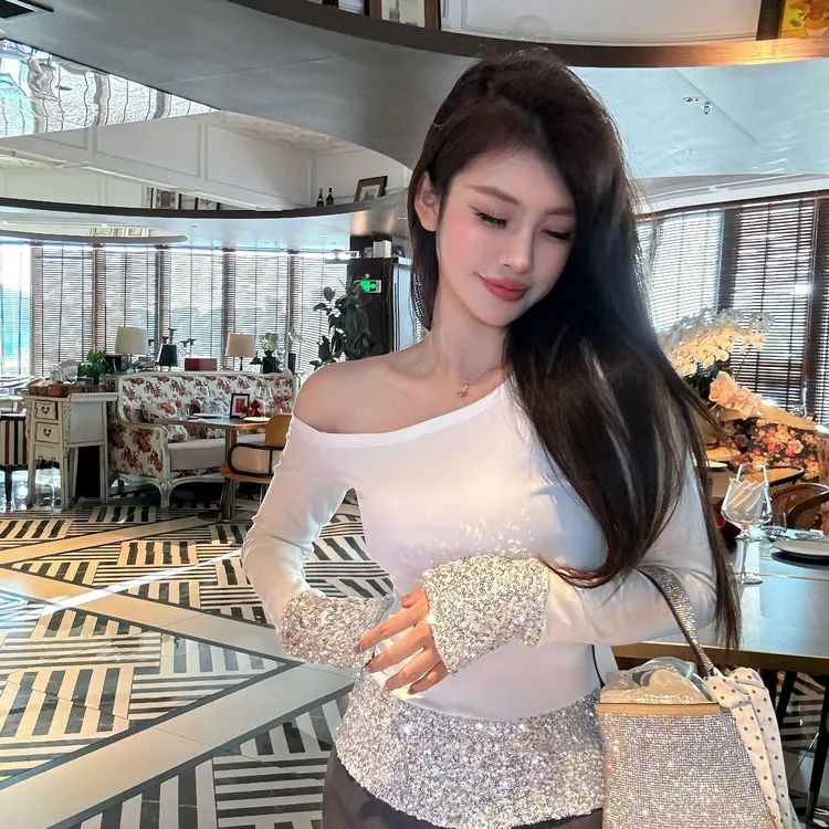 【十一家】辣妹性感长袖t恤女秋冬设计感显瘦亮片拼接上衣E2001