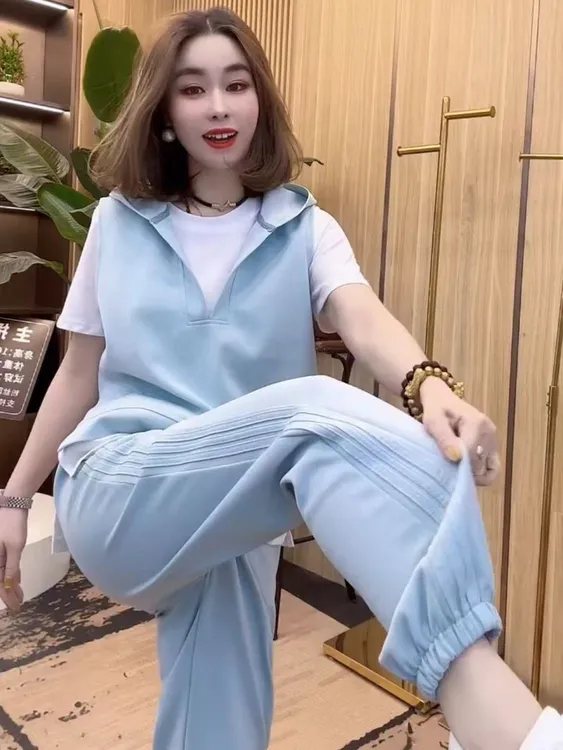 休闲运动套装女2025春夏款时尚连帽马甲+短袖+三道杠束脚裤三件套