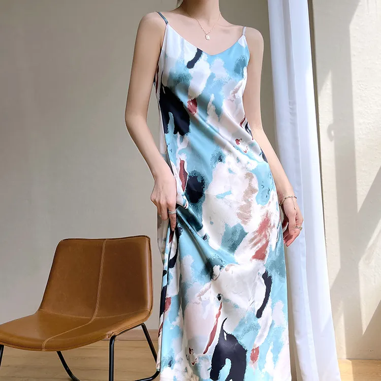 丝绸缎面2025春夏季新款v领女士长款连衣裙气质扎染显瘦百搭长裙