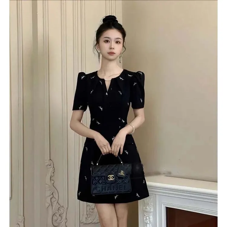法式高定赫本风短袖连衣裙女显瘦显高小个子黑色圆领a字短裙D1900