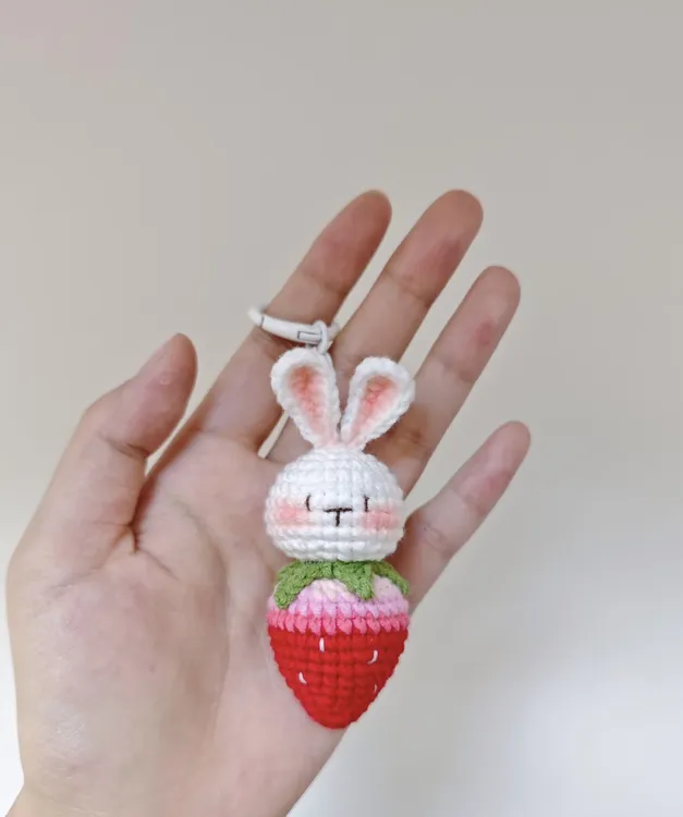 （成品发货）手工钩织可爱草莓兔包包钥匙挂件