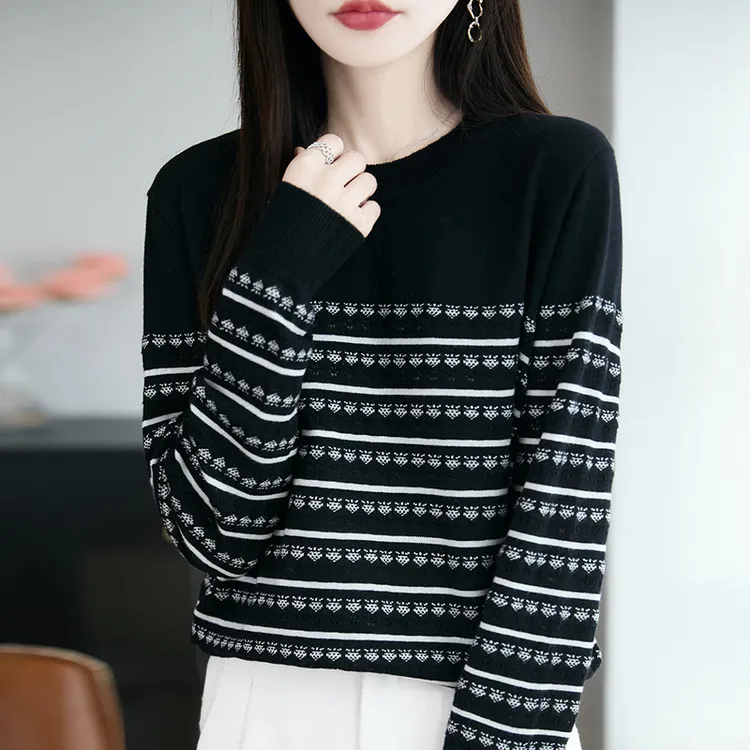 拉夏贝尔时尚提花针织打底衫女2025秋冬新款复古条纹圆领套头毛衣