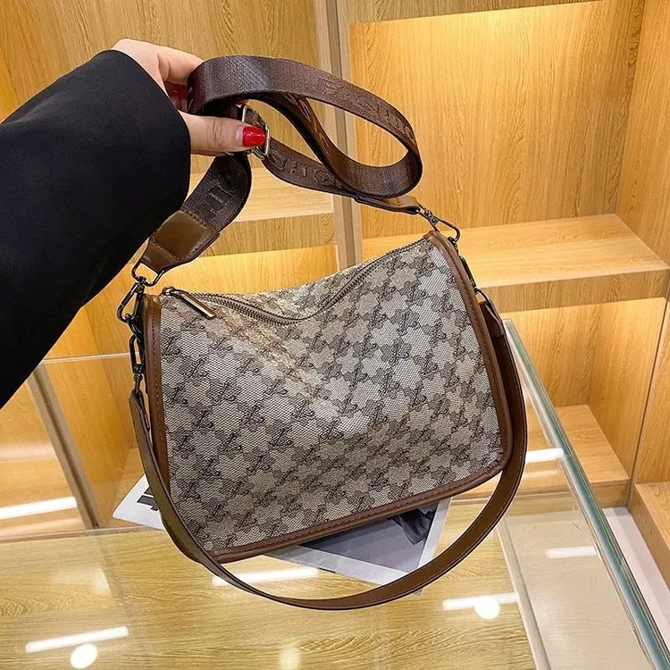 新疆西藏包邮店铺热销单肩斜挎包2025新款小包手机包高颜值复古时