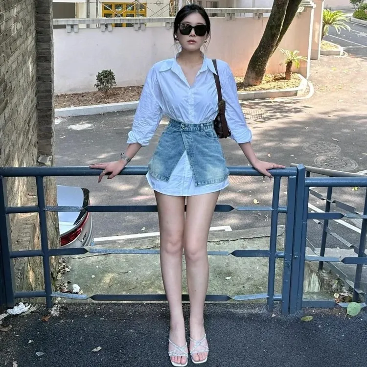 韩系学院风时尚套装女2025秋季新款简约设计感衬衫牛仔短裙两件套