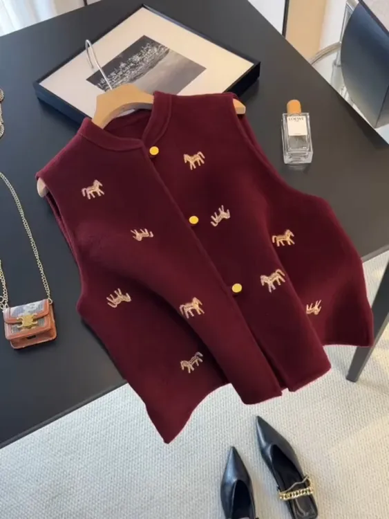 新中式小马刺绣红色马甲女无袖拜年服高级感复古背心单排扣通勤风