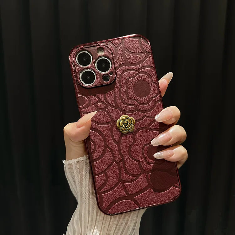 山茶花公仔适用于苹果17华为vivo/oppo小米iPhone16PRO电镀手机壳