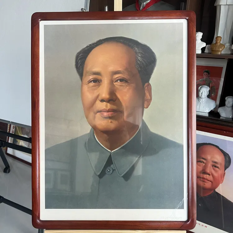 对开宣传画挂画，毛爷爷标准像，尺寸72.4*53厘米，颜色正品相好！