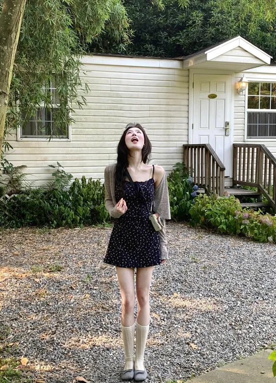 甜辣妹套装薄款长袖灰色开衫外套女夏季碎花吊带连衣裙短裙两件套