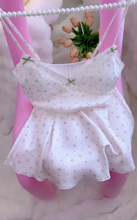 女生丝滑凉爽小蝴蝶节简约吊带睡裙 可拆卸垫子