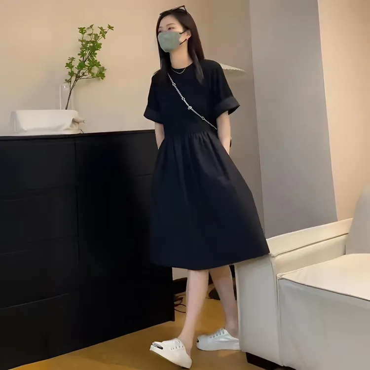 法式赫本风小黑裙女夏季2025新款时尚休闲洋气宽松大码黑色连衣裙