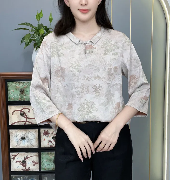 2025秋季新款常规款翻领法式休闲风斜襟七分袖时尚中老年女装