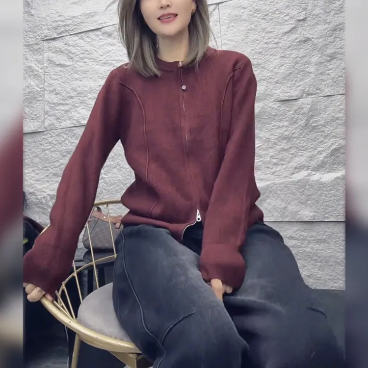 时尚洋气酒红色毛衣外套女2025秋冬新款保暖单排扣百搭长袖针织衫