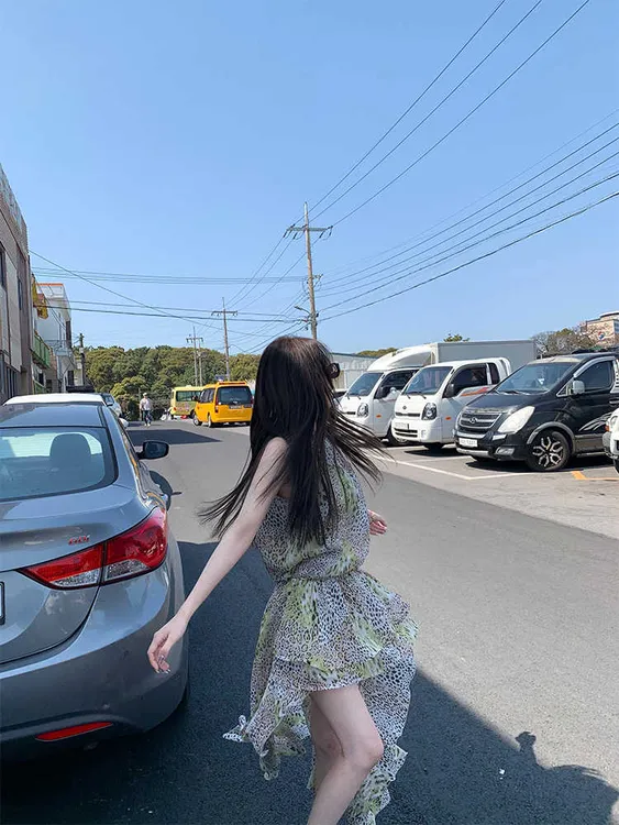 2025夏季新款纯欲性感甜美系列夏海边度假风裙子挂脖显瘦连衣裙女