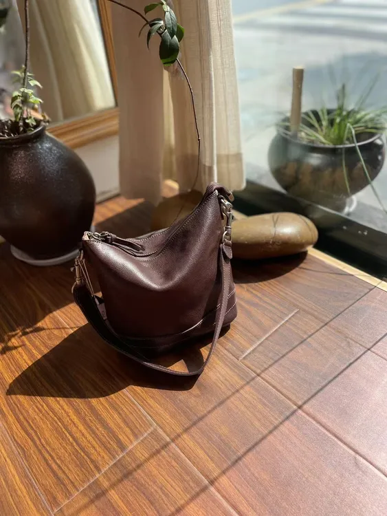 简约休闲真皮复古水桶包时尚百搭斜挎单肩包小众设计腋下包轻奢