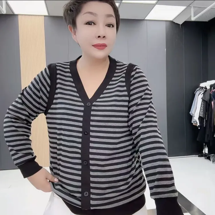 BB2659大码百搭长袖V领扣版女秋季条纹T恤洋气上衣