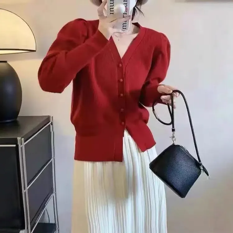法式复古泡泡袖V领短款开衫毛衣女新款小香风减龄修身显瘦针织衫