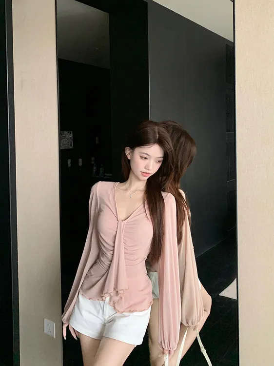 气质温柔纯欲短款上衣氛围感褶皱v领秋季设计感衬衫