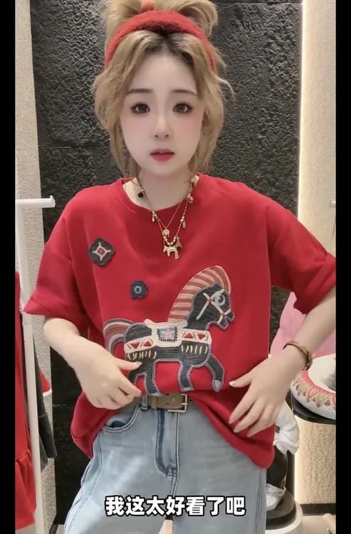 2026秋冬红色小马刺绣设计时尚简约短袖T恤女宽松显瘦百搭卡上衣