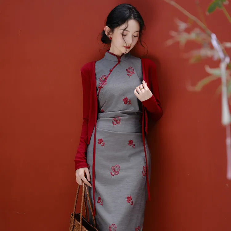 新中式国风春季复古气质刺绣改良旗袍连衣裙配红色长袖针织开衫