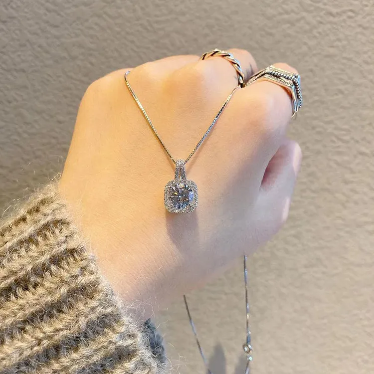 钛钢锆石吊坠 小方糖吊坠项链轻奢小众设计感新年饰品锁骨链颈链