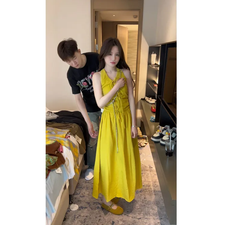 2025新款法式气质挂脖露背吊带度假风高级感收腰松紧系带连衣裙女