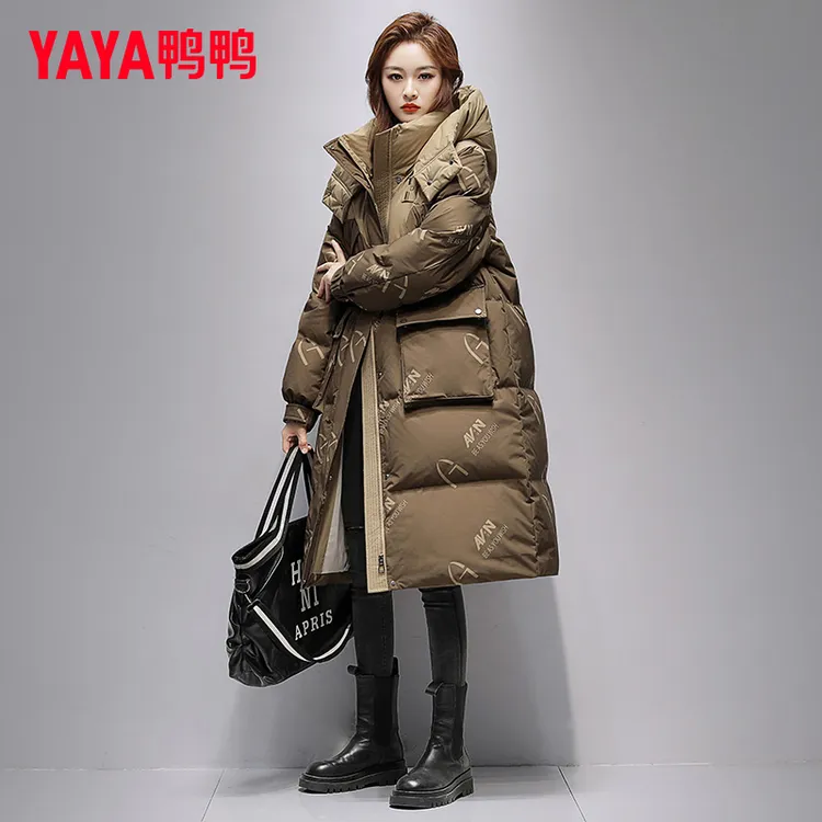 YAYA/鸭鸭时尚印花羽绒服女2025新款连帽长款韩版设计感加厚外套