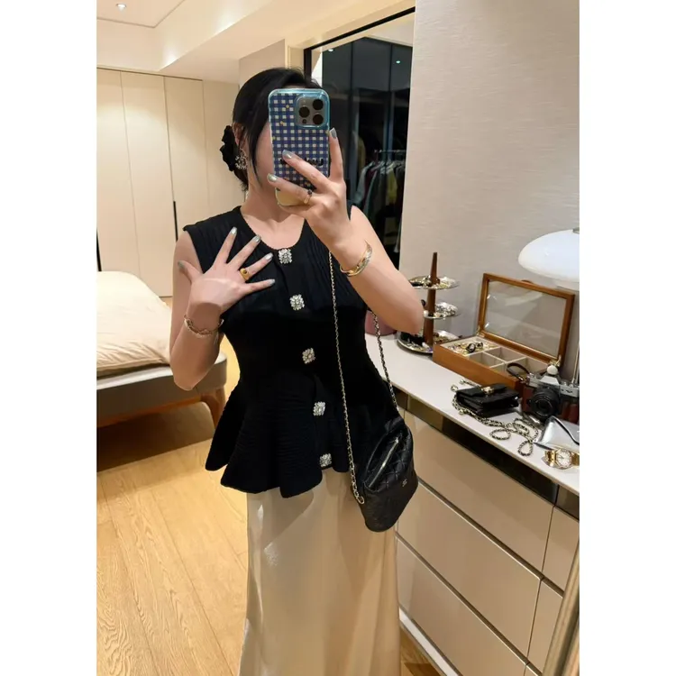 SP【气质lady】设计感小香收腰荷叶边钻扣冰丝无袖开衫修身背心上衣