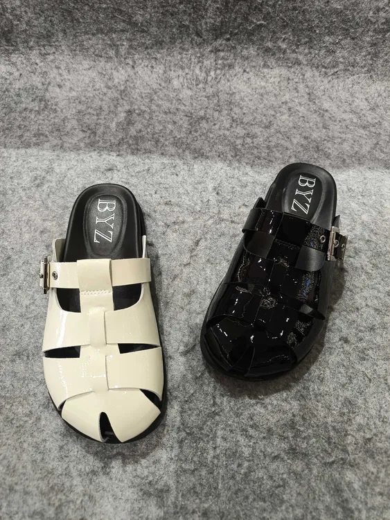 2025年品牌女鞋夏季新款真皮圆头平跟舒适时尚百搭一脚蹬包头半拖