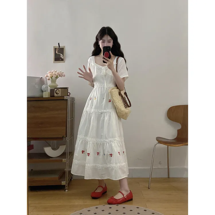大码胖mm2025夏季新款温柔甜美刺绣连衣裙时尚方领收腰显瘦长裙女
