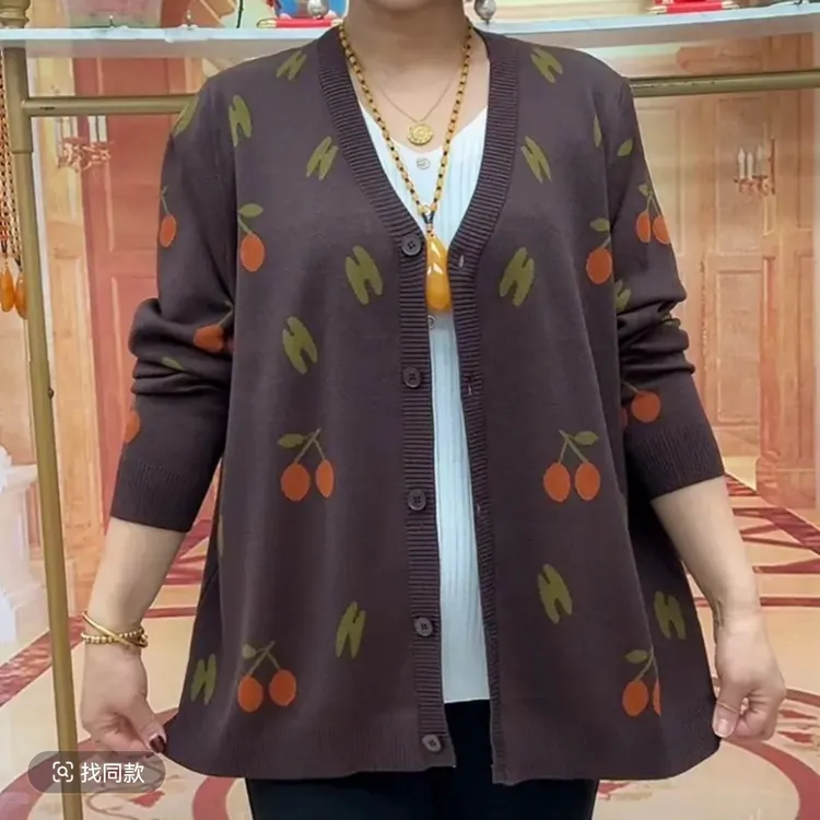 中老年女装2025秋季新款休闲宽松型印花樱桃V领百搭妈妈毛衣开衫