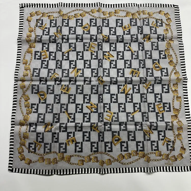 99新 FENDI/芬迪 女士灰色老花 印花方巾149802