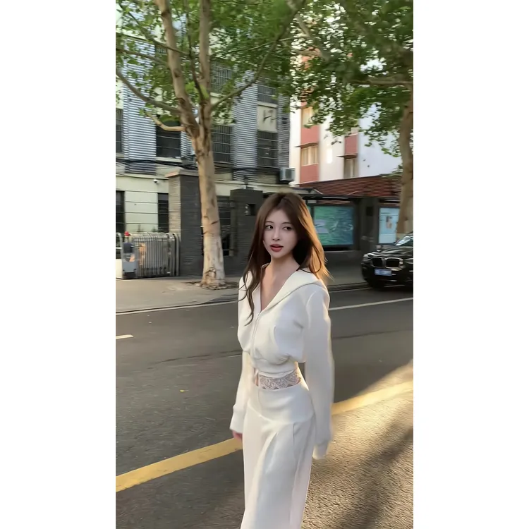 白色运动风气质长袖短款拉链卫衣外套高腰直筒休闲裤两件套女秋冬