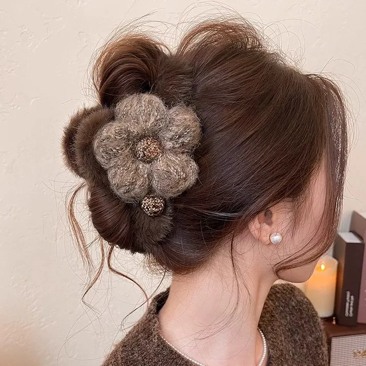 毛绒花朵大号抓夹女2025新款高级感鲨鱼夹秋冬后脑勺发抓夹子头饰