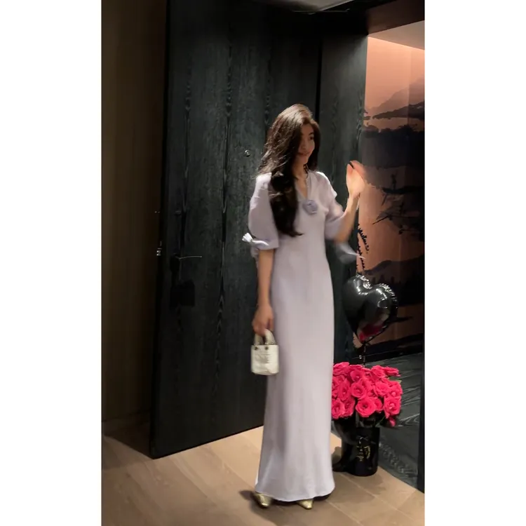 N.COU妮蔻25夏新款气质高级感设计感立体花V领天丝连衣裙DY22885