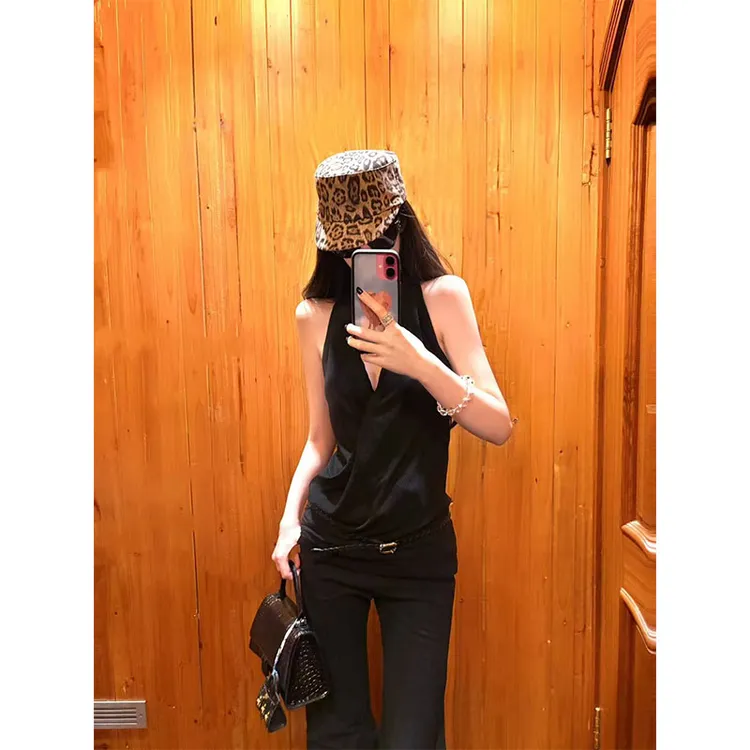 韩系甜酷夏日新款设计感露背V领黑色挂脖上衣高腰修身显瘦直筒裤