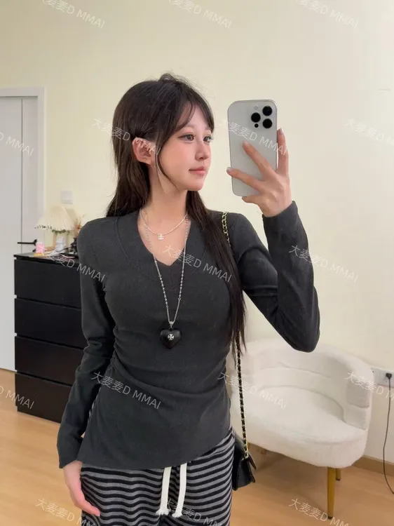 慕斯微绒V领t恤女内搭秋冬褶皱开叉设计修身显瘦长袖百搭上衣