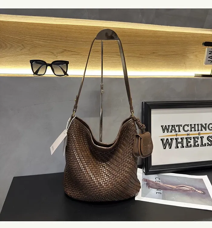 正品纯色编织圆形休闲桶形斜挎包时尚包包女款爆款2025秋冬新款