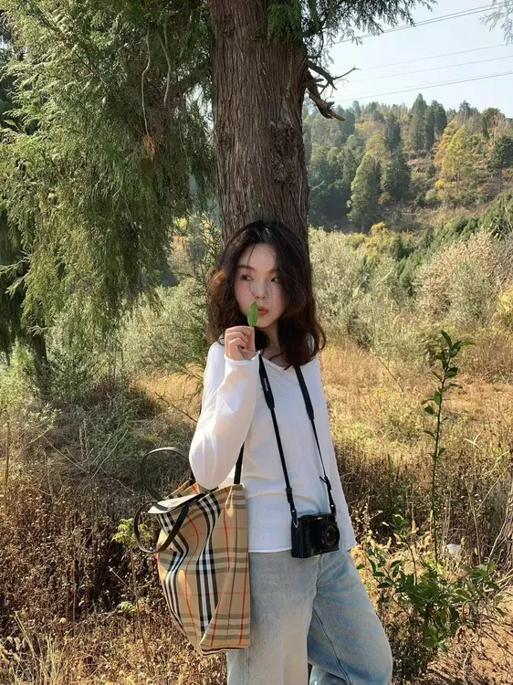 2025早春新款韩系简约白色正肩长袖t恤女显瘦上衣百搭牛仔裤套装