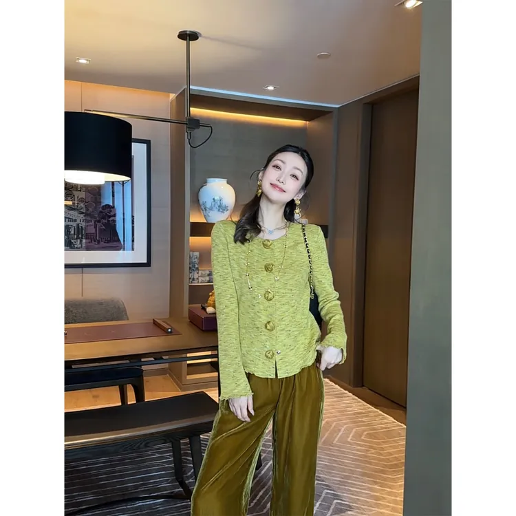 W·HAHA【黄玫瑰】圆领立体花朵扣显瘦宽松针织开衫81062